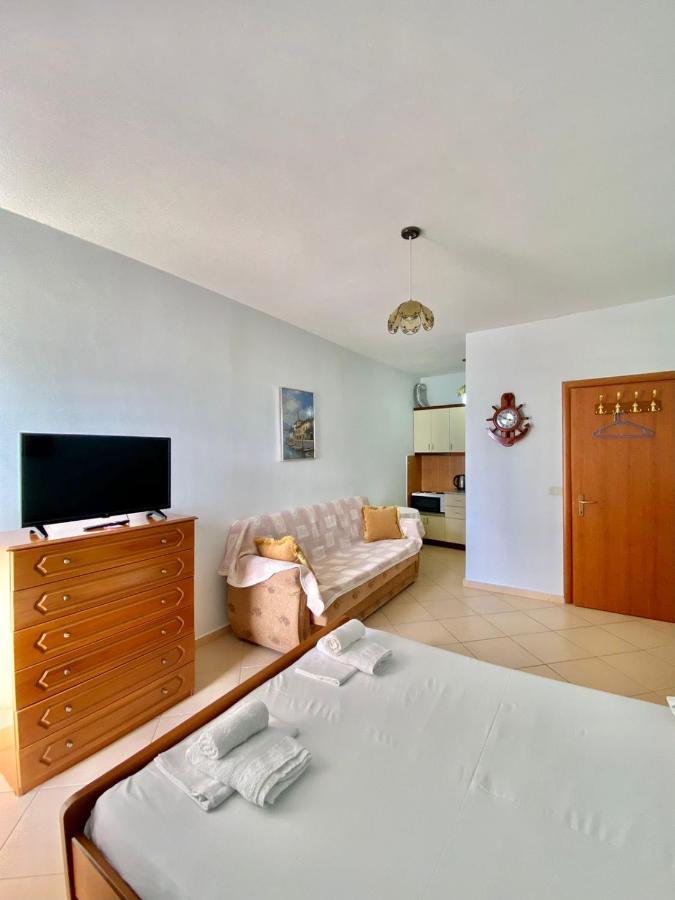 Caramel Sun Studios Apts Sarande Bagian luar foto