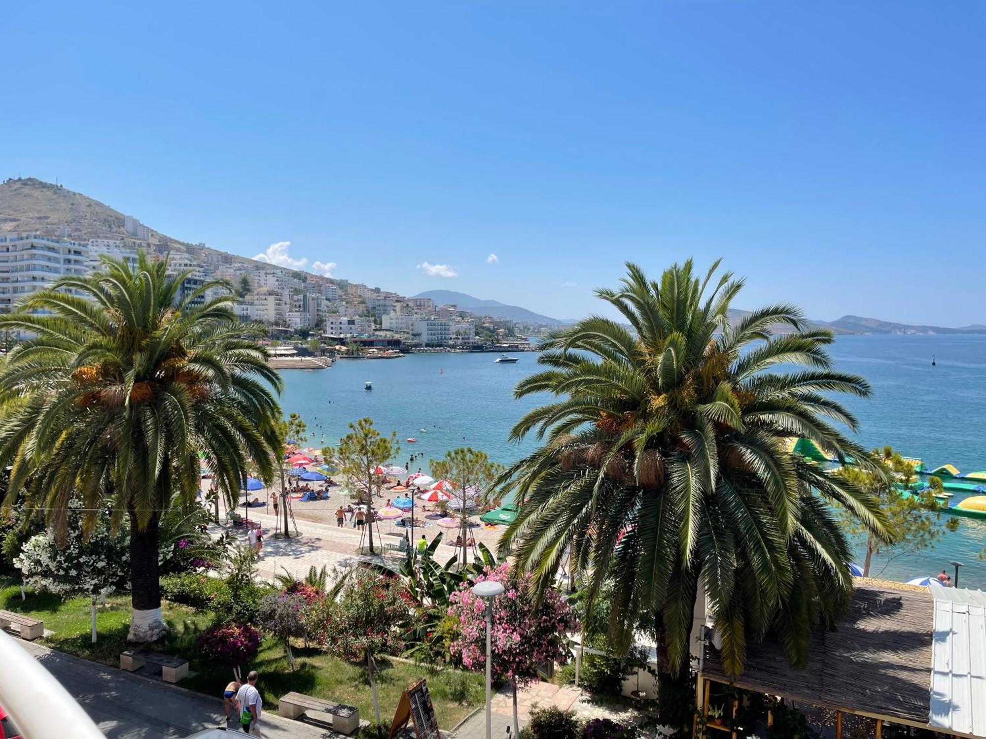 Caramel Sun Studios Apts Sarande Bagian luar foto