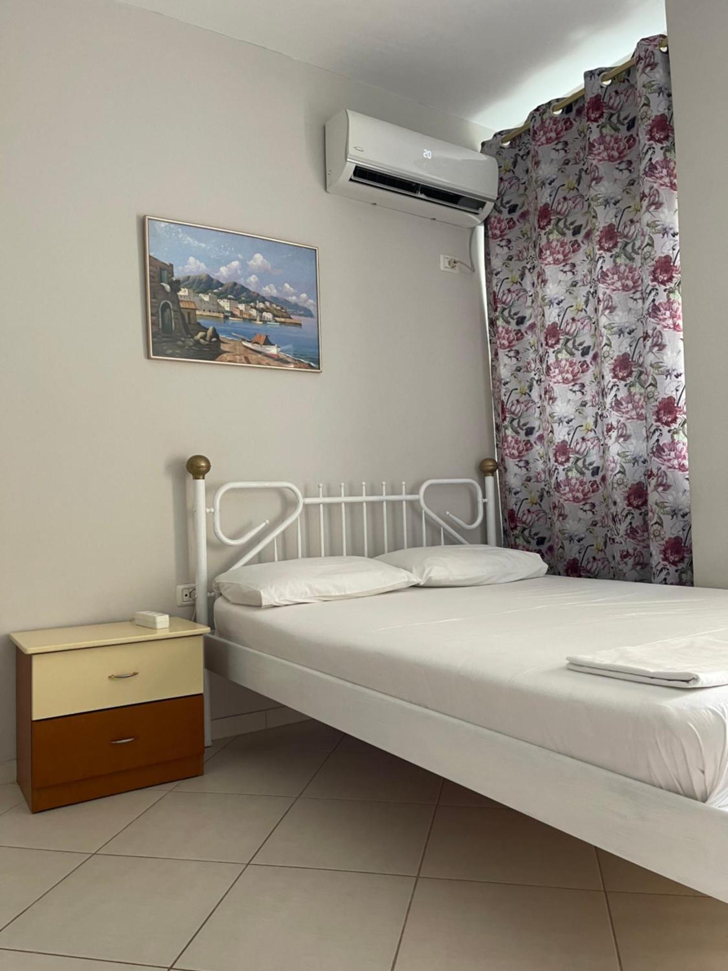 Caramel Sun Studios Apts Sarande Bagian luar foto