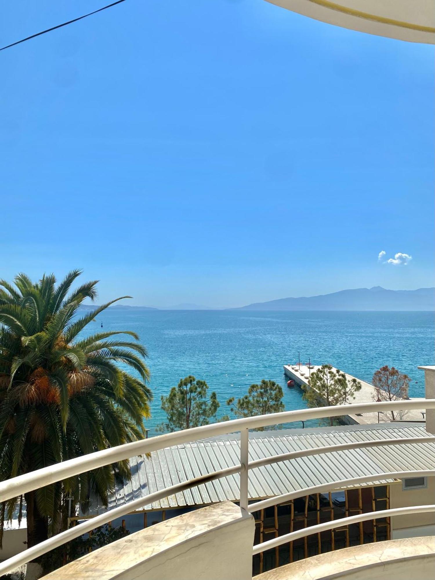 Caramel Sun Studios Apts Sarande Bagian luar foto