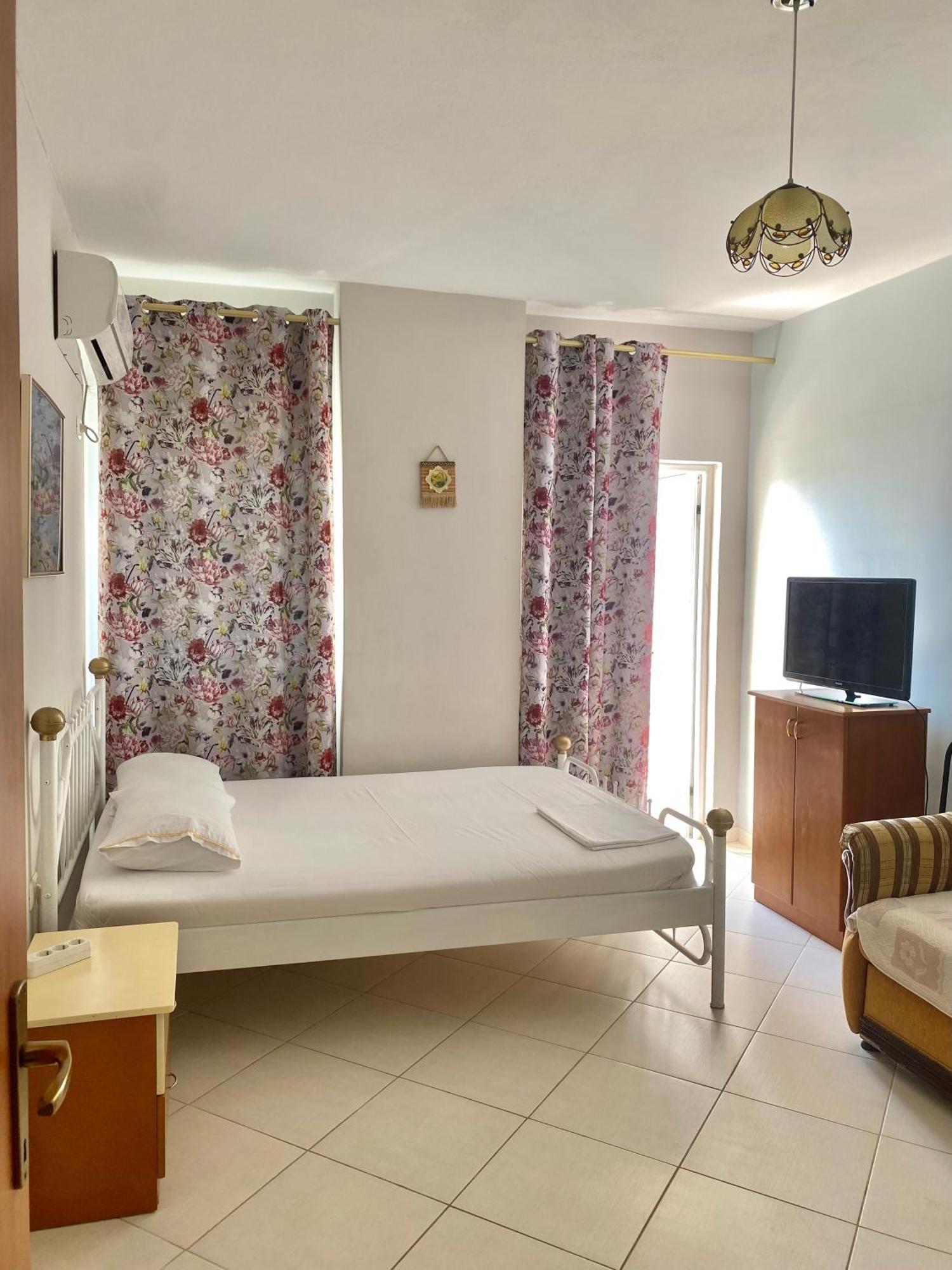 Caramel Sun Studios Apts Sarande Bagian luar foto
