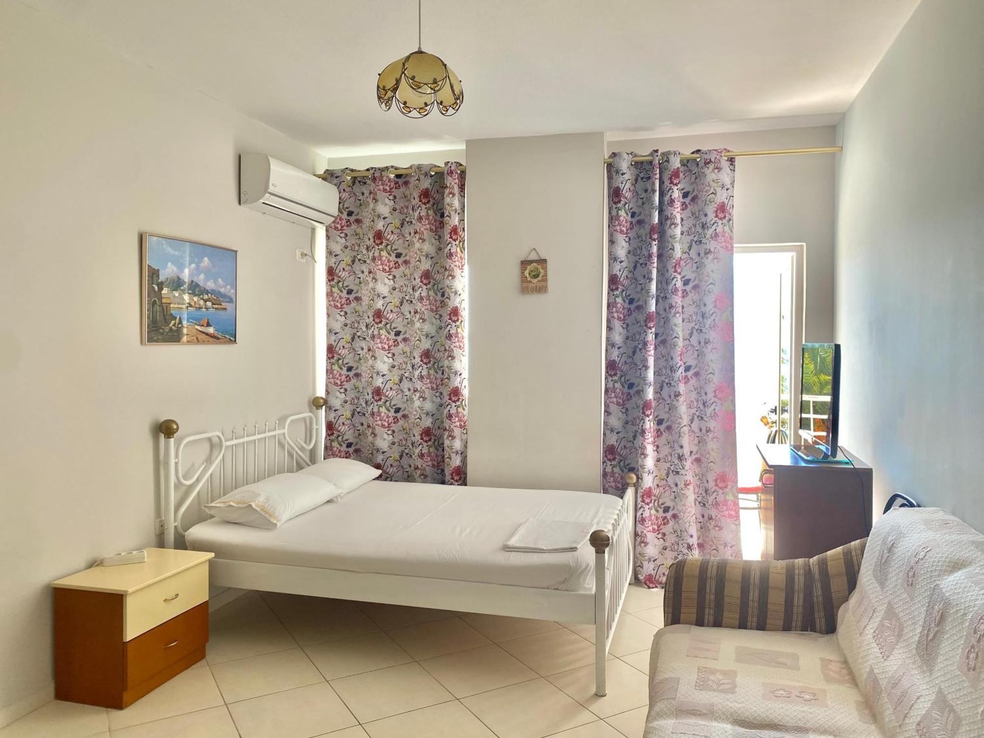 Caramel Sun Studios Apts Sarande Bagian luar foto