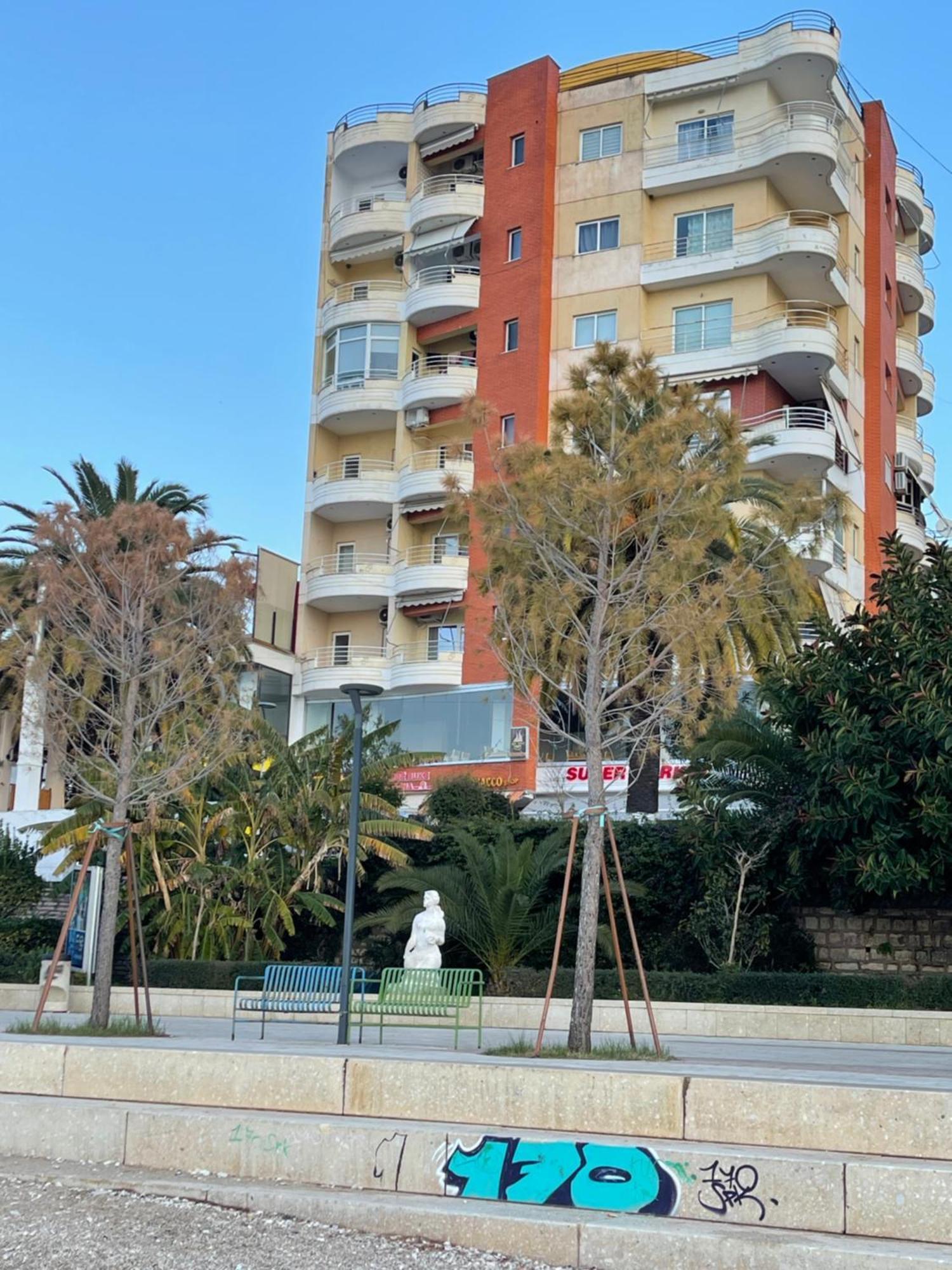 Caramel Sun Studios Apts Sarande Bagian luar foto